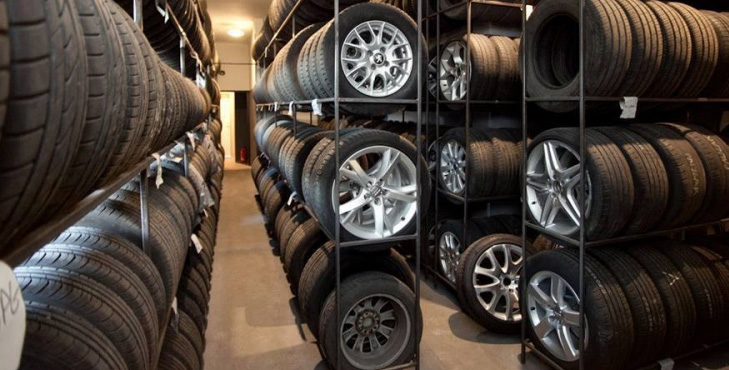 Koła na regałach magazynowych